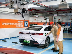 全国首个电动汽车充电机器人在苏州投入运行，未来将应用到小区、公共商场等场所