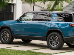 Rivian R1S 电动 SUV 开始交付