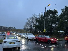 超充站太少，英国特斯拉车主抱怨充电要排队数小时