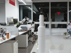 阿里千问大模型正实验接入工业机器人，可用钉钉远程指挥其工作