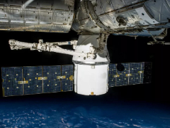 科学家研发出可自我修复太阳能电池板，能大幅延长卫星寿命