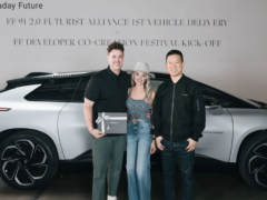 首位车主与贾跃亭合照亮相，法拉第未来 FF 91 2.0 Futurist Alliance 汽车开启交付