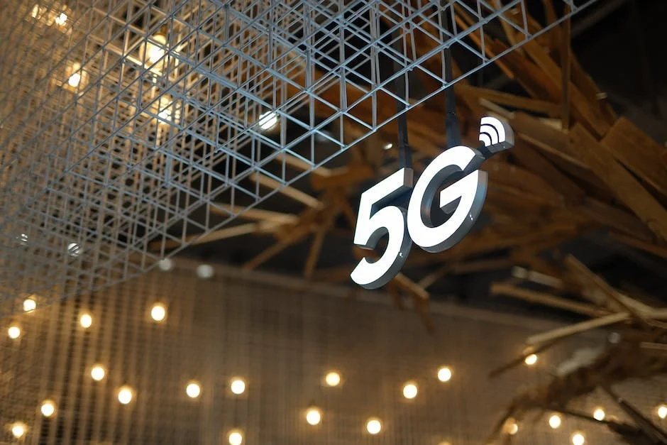 中国累计建成5G基站超293万个，5G移动电话用户已达6.76亿户