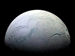 挑战天文共识：新研究称太空中的水冰并非完全无法结晶